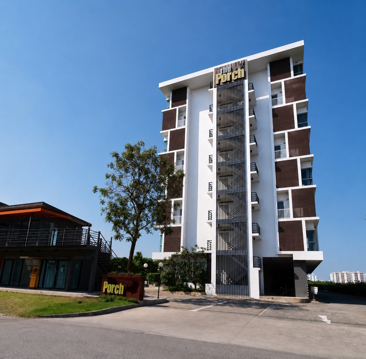 อาคาร The Porch ABAC Bangna ในเวลากลางวัน
