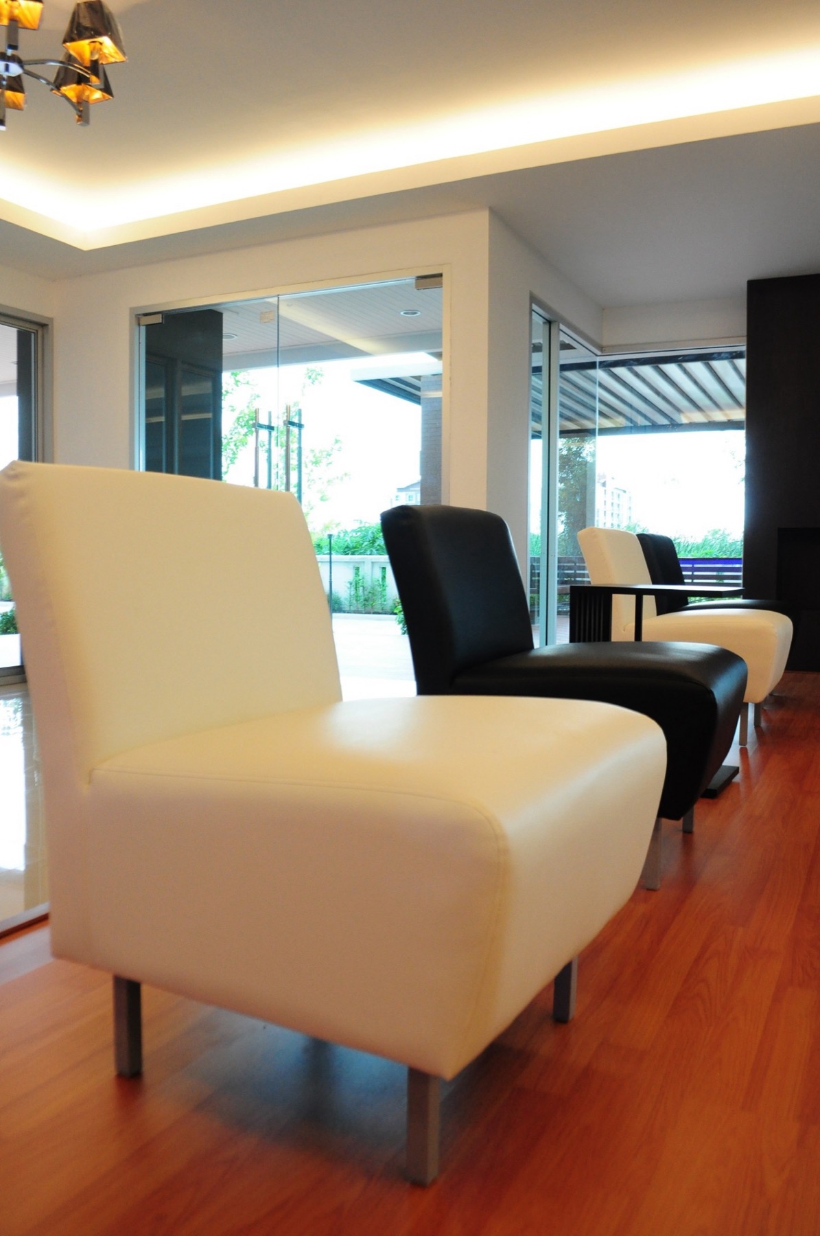 White and black lounge chairs in the lobby seating area