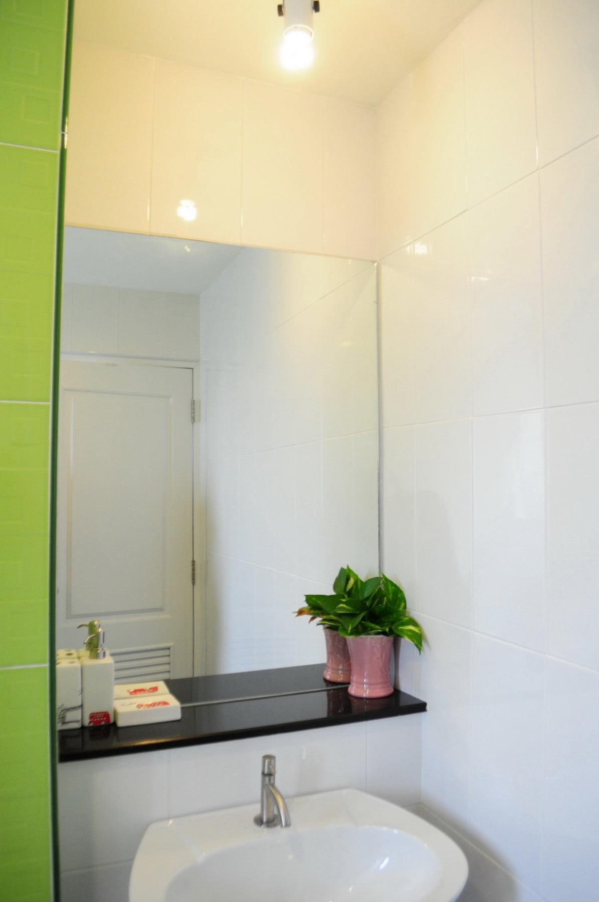 Washbasin and mirror in the Standard room's private bathroom